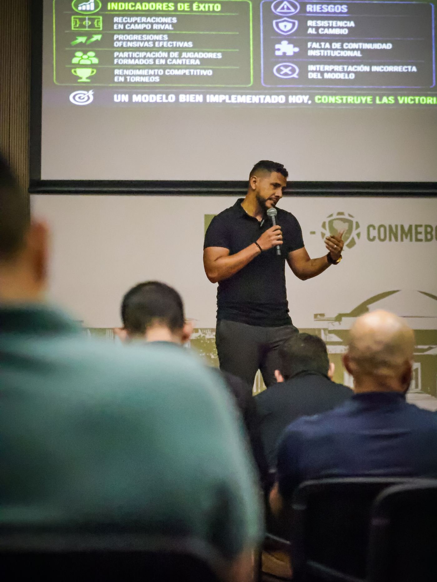 Álvaro Diego Herrera Arce compartiendo la metodología SoccerTools en un encuentro de formación